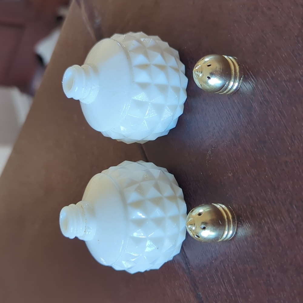 Vintage Hob Knob Milk Glass Salt & Pepper Made in Japan - Picture 4 of 5